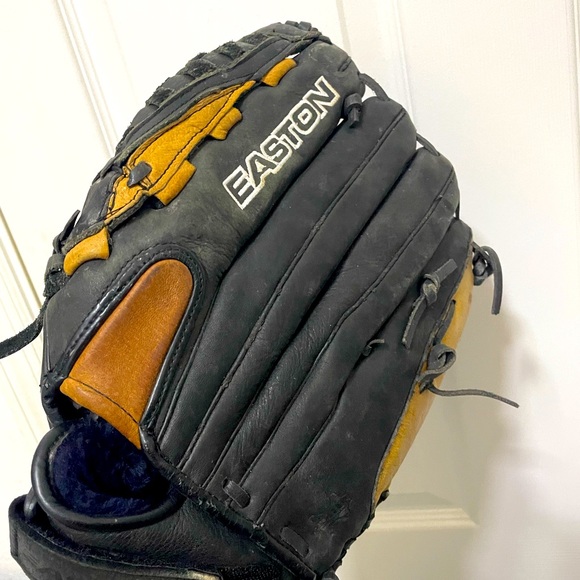 Easton | Accessories | Easton Baseball Glove R4 Size Fits Right Hand ...
